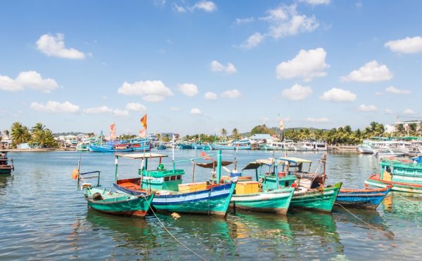 Barche alla spiaggia di Phu Quoc-vacanze al mare con bambini