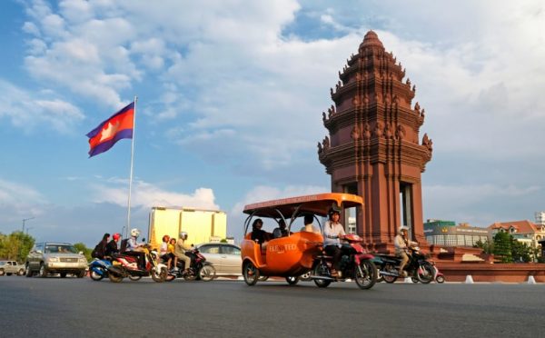 Un tuk tuk sulla strada di Phnom Penh