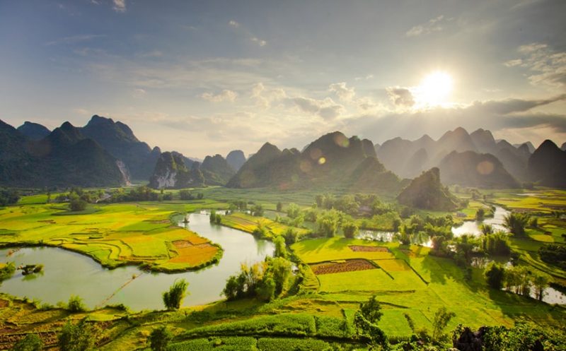 TOUR VIETNAM DEL NORD – LUNGO LE STRADE MENO BATTUTE