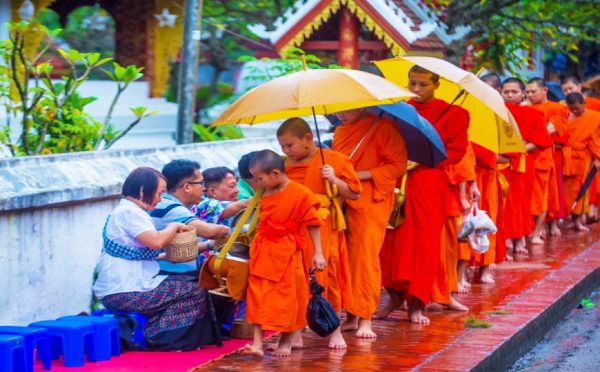 Il tak bat dei monaci di Luang Prabang