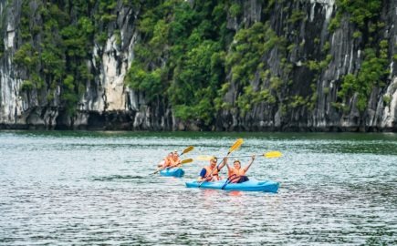 Fare il kayaking alla Baia di Ha Long