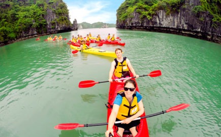 Fate il kayaking alla Baia di Ha Long