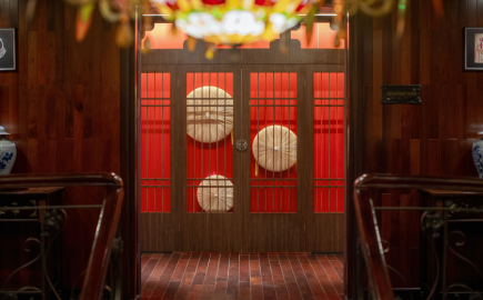 Design tradizionale e lussuoso con dettagli in legno