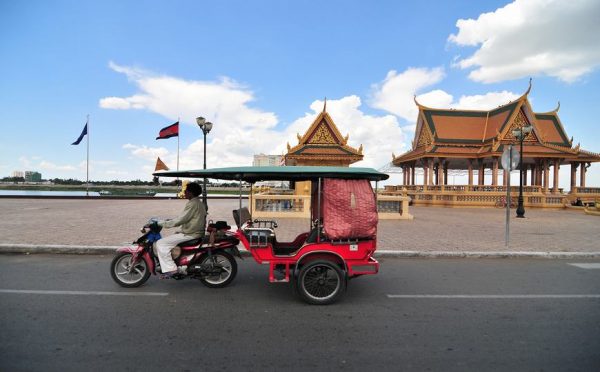 Un tuk tuk sulla strada a Phnom Penh